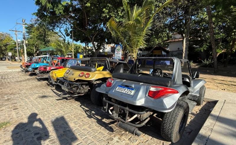 Buggy de passeio parado na trilha de terra batida na Reserva Sapiranga em Praia do Forte